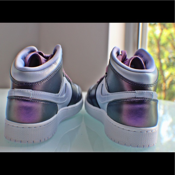 New Women’s Air Jordan 1 Retro ‘Metallic Purple’ - Picture 3 of 8